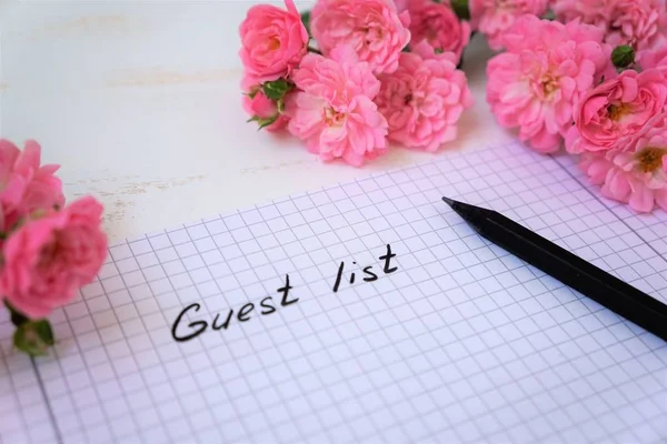 Konuk listesi küçük gül ile kaplı