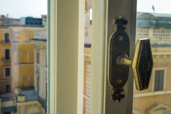 Closeup Aralık vintage penceresinde