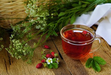 Arka plan üzerinde meyveleri ile ormanlık çilek çayı