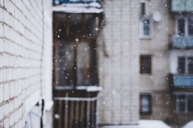 Şehirde kar yağıyor.