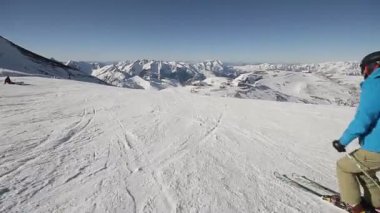 Kısa hali Kayak yamaçta güneşli kış gününde Kayak Alp kayakçı