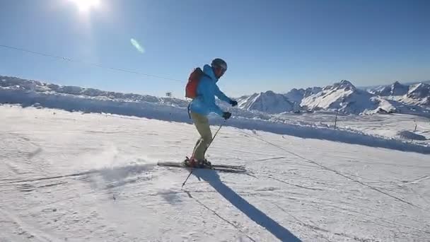 Sjezdařka lyžování krátké houpačky na sjezdovce na slunný zimní den