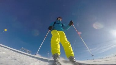 Kar slowmotion el ile dokunmak kayakçı