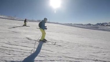 Kar slowmotion el ile dokunmak kayakçı