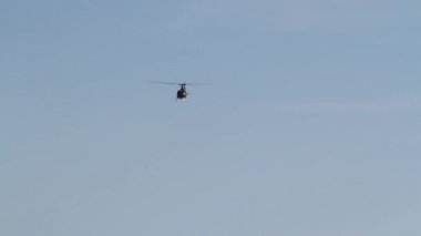 Güneşli bir günde sivil helikopter uçuyor