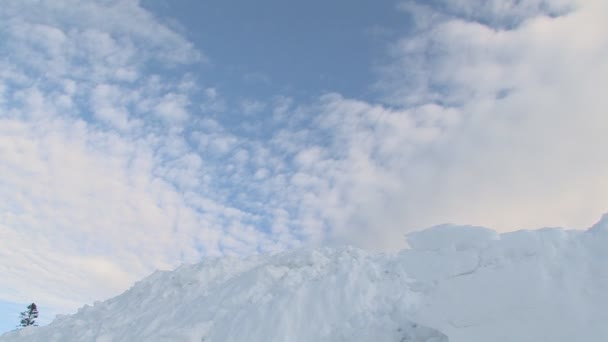 Homem e ação rápida snowmobile jumping — Vídeo de Stock