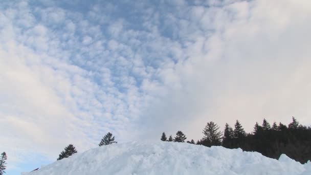 Man och snabb åtgärd snöskoter hoppa — Stockvideo