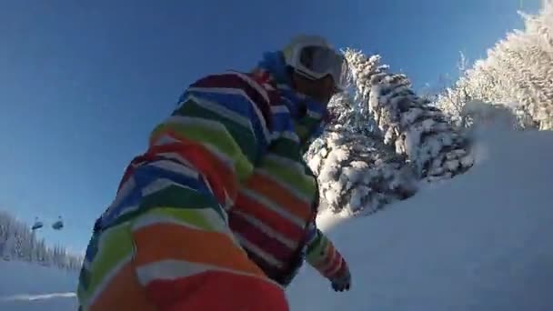 Snowboardista jezdí přes hluboké prašanu v backcountry divočiny — Stock video