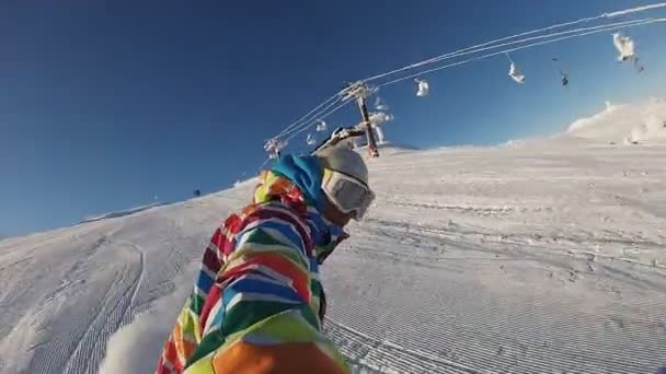 Сноубордист едет по глубокому порошковому снегу в глуши — стоковое видео