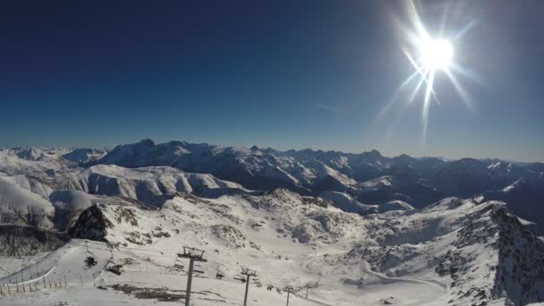 Slunečný den v francouzských Alpách, Alpe d'Huez — Stock video