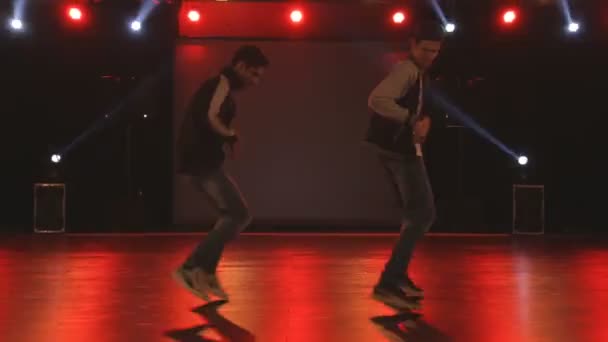 Hip-hop danser dansen op het podium in de club — Stockvideo