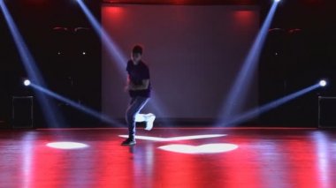 Hip-hop dansçısı dans kulübünde sahnede