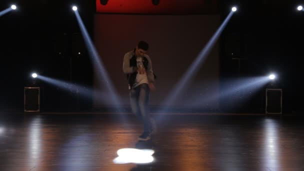 Hip-Hop-Tänzerin tanzt auf der Bühne im Club — Stockvideo