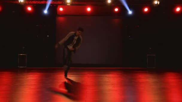Танці хіп-хоп на сцені в клубі — стокове відео
