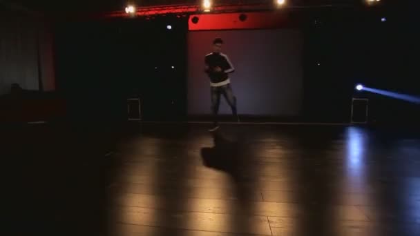 Hip-hop danser dansen op het podium in de club — Stockvideo