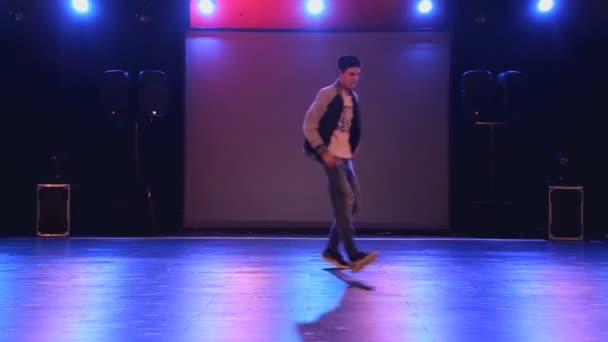 Hip-hop tancerz tańców na scenie w klubie — Wideo stockowe