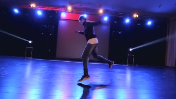 Hip-hop dansçısı dans kulübünde sahnede — Stok video