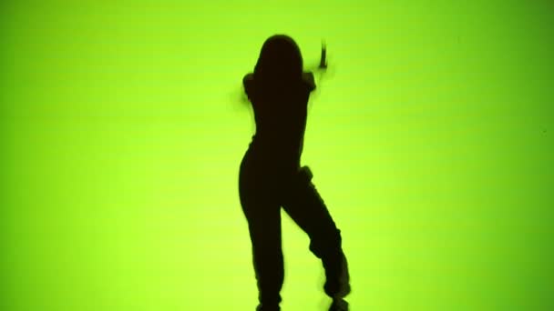 Pessoas dançando na frente de luzes de projeção contra tela no clube — Vídeo de Stock