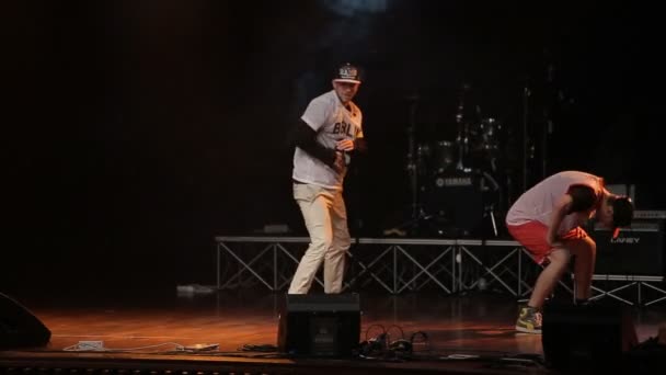 Dançarinos de hip-hop dançam no palco no clube — Vídeo de Stock