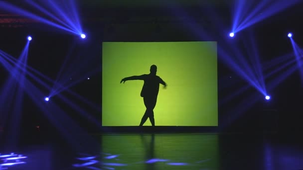 Mensen dansen In voorkant van projectie lichten tegen canvas In club — Stockvideo