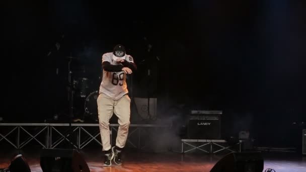 Hip-hop danser dansen op het podium in de club — Stockvideo