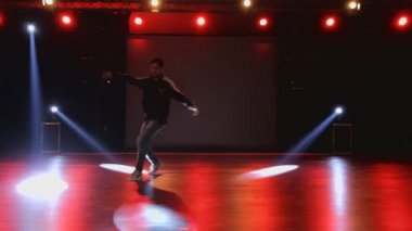 Hip-hop dansçısı dans kulübünde sahnede