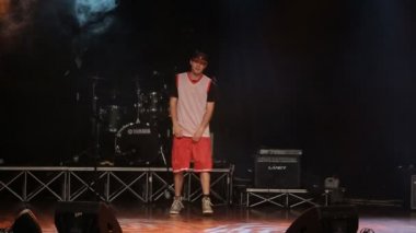 Hip-hop dansçısı dans kulübünde sahnede