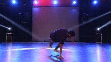 Hip-hop dansçısı dans kulübünde sahnede