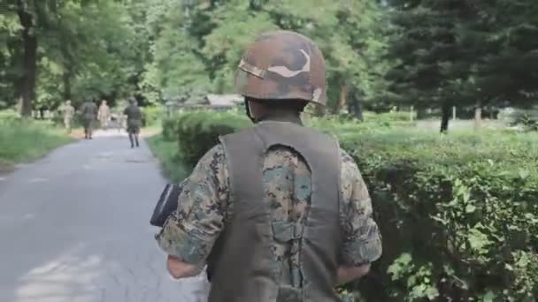 Soldaten op patrouille in de verwoeste stad — Stockvideo