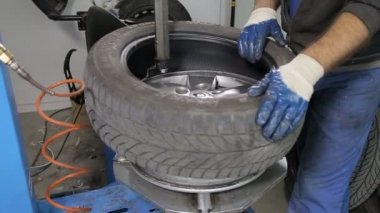 Araba tamircisi araba tekerleği vidalama