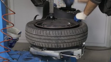 Araba tamircisi araba tekerleği vidalama