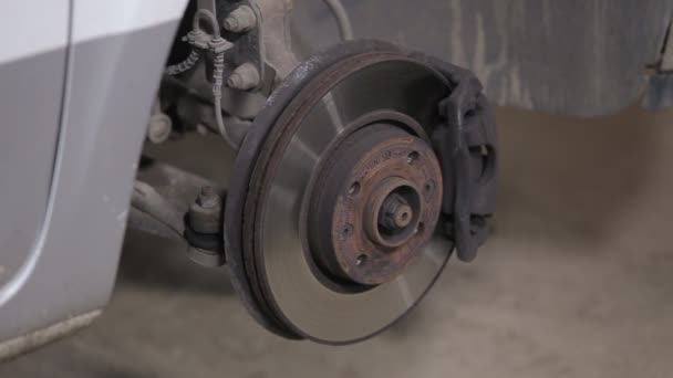 Otomatik tamirci araba tamir ediyor — Stok video