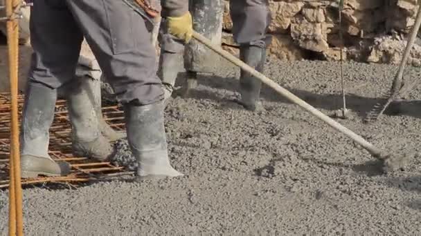 Spreading concrete, compacting liquid cement — Stock Video