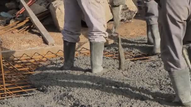 Hujan beton bekerja, memadatkan semen cair — Stok Video