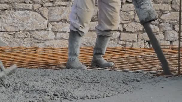 Beton gieten werken, comprimeren van vloeibaar cement — Stockvideo