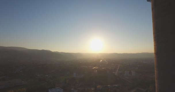 Luftfoto af forladte industribygninger og skorsten ved solnedgang – Stock-video