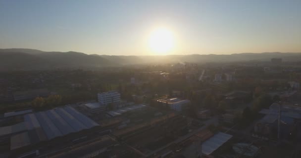 Vista aérea de edifícios industriais abandonados e chaminé ao pôr do sol — Vídeo de Stock