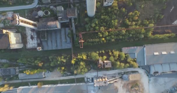 A légi felvétel a elhagyott ipari épületek és a kémény a naplemente — Stock videók