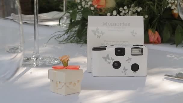 Jednorázový Bílý Svatební Fotoaparát Svatebním Stole — Stock video