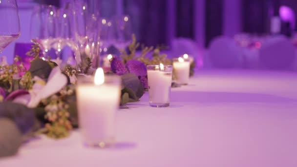 Tisch gedeckt für eine Eventparty oder einen Hochzeitsempfang — Stockvideo