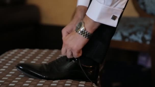Mãos de homem amarrando sapatos — Vídeo de Stock
