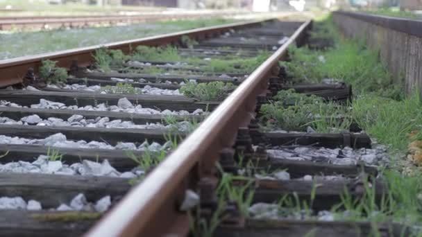 Närbild av en järnväg på tågstationen — Stockvideo