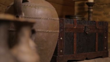 Birçok vintage şey arasında eski kahverengi çanta