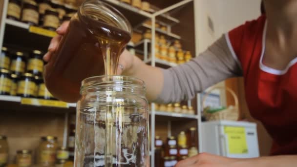 Mulher colocando mel no frasco — Vídeo de Stock