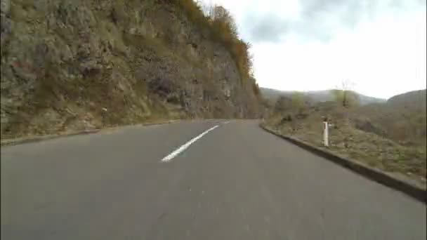 Conducir por carretera antigua en las montañas de Bosnia y Herzegovina — Vídeos de Stock