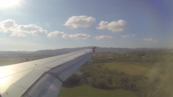 Вид с самолета, приземлившегося в Тиране — стоковое видео