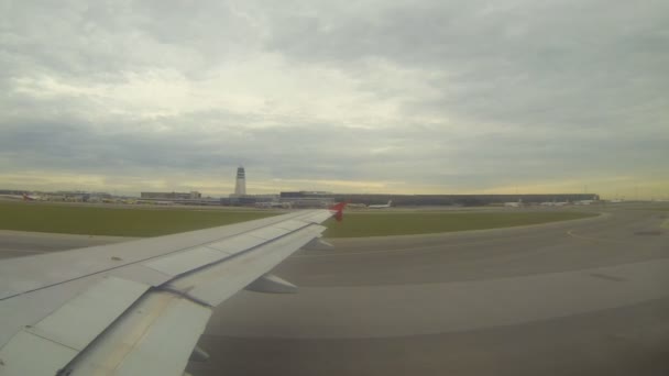 Blick auf Flügel aus einem Flugzeug, das vom Flughafen Wien abhebt, Österreich — Stockvideo