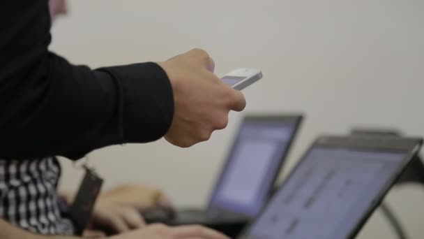 Genç iş adamları dizüstü bilgisayar ve cep telefonu ile çalışma — Stok video