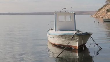 Küçük limanda balıkçı teknesi