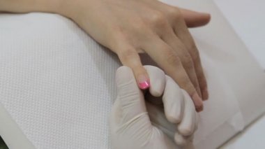 Güzellik Salonu boyama ve yapay çiviye çizim gösteren sürecinde manikür